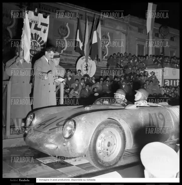 Hans Herrmann e Werner Enz su Porsche 550 Spyder, Mille Miglia, 1956 - Farabola Immagine digitale
