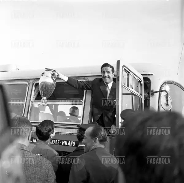Helenio Herrera con la Coppa dei Campioni, 1964 - Farabola Immagine digitale