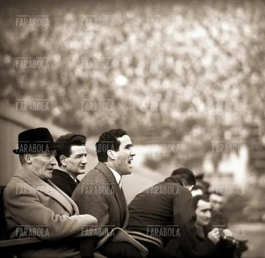 Helenio Herrera in panchina, Milan vs Inter, 1964 - Farabola Immagine digitale