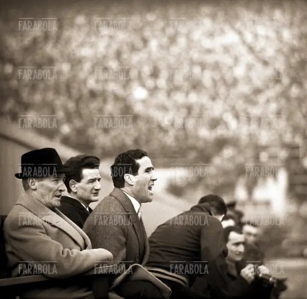 Helenio Herrera in panchina, Milan vs Inter, 1964 - Farabola Immagine digitale