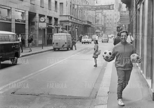 Helenio Herrera in via Montenapoleone, anni 70 - Farabola Immagine digitale