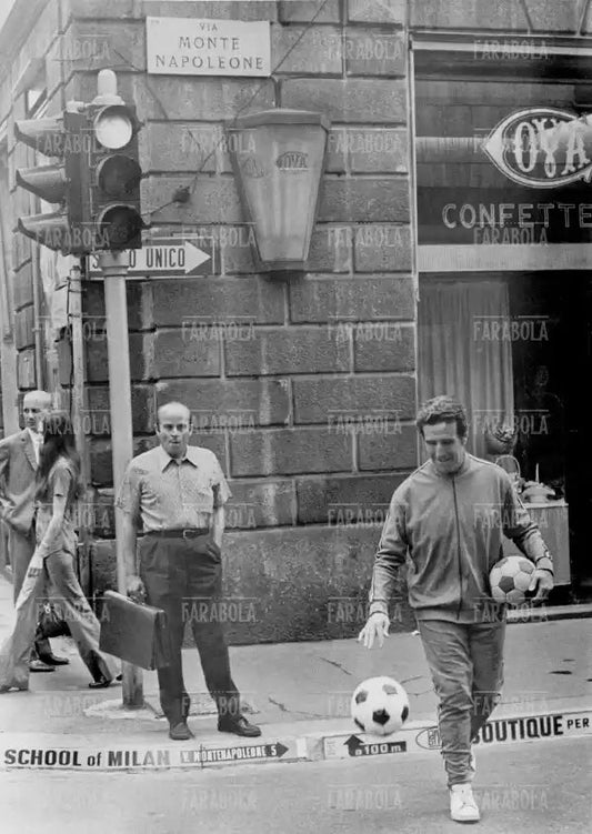 Helenio Herrera in via Montenapoleone, anni 70 - Farabola Immagine digitale