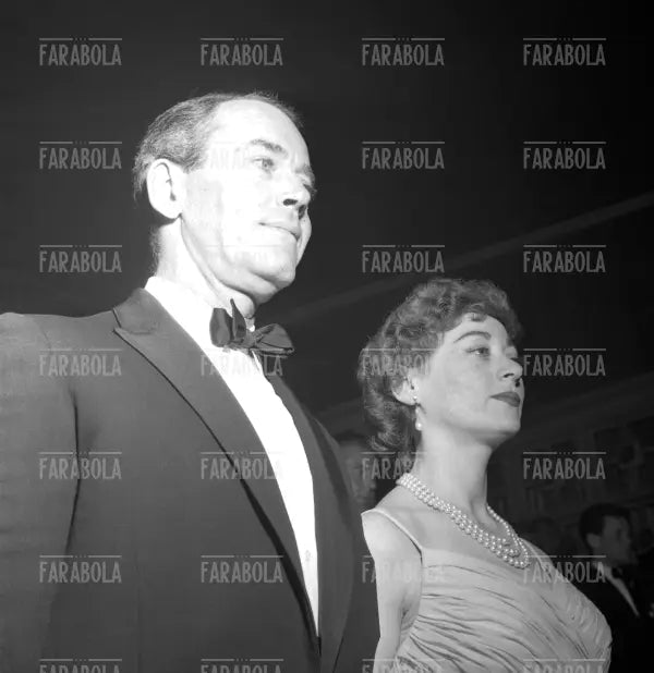 Henry Fonda con la moglie la baronessa Afdera Franchetti, Festival di Cannes, 1957 - Farabola Immagine digitale