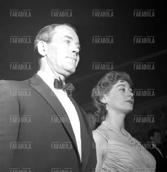 Henry Fonda con la moglie la baronessa Afdera Franchetti, Festival di Cannes, 1957 - Farabola Immagine digitale
