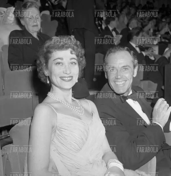Henry Fonda con la moglie la baronessa Afdera Franchetti, Festival di Cannes, 1957 - Farabola Immagine digitale