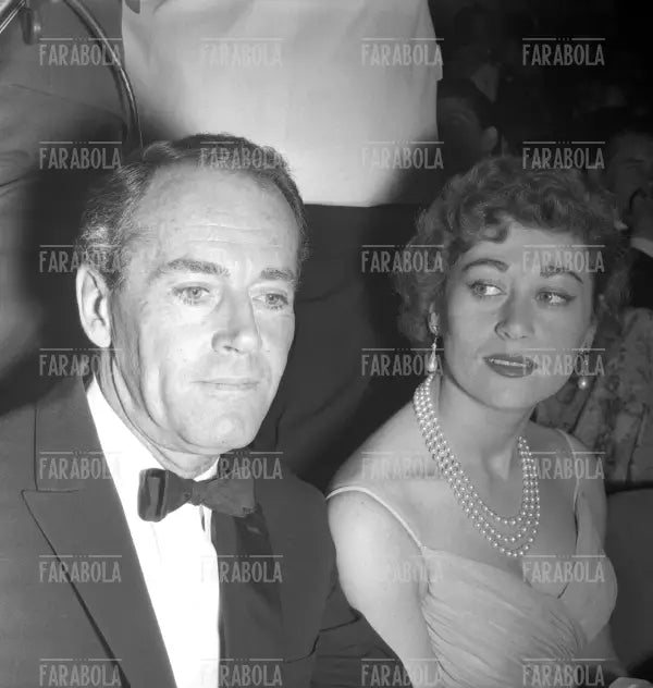 Henry Fonda con la moglie la baronessa Afdera Franchetti, Festival di Cannes, 1957 - Farabola Immagine digitale
