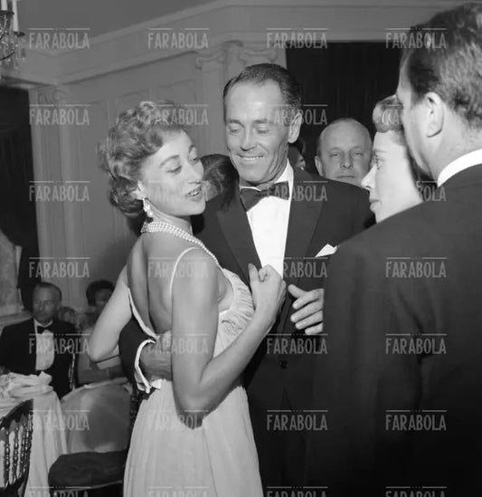 Henry Fonda con la moglie la baronessa Afdera Franchetti, Parigi, 1957 - Farabola Immagine digitale