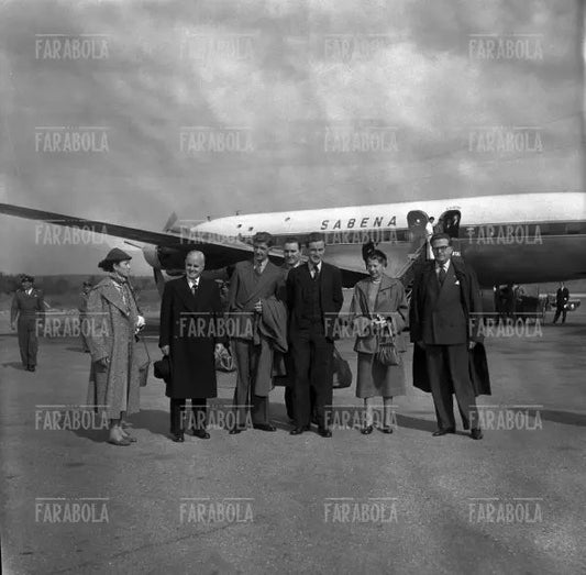 Hunt e sir Edmund Percival Hillary, i primi a conquistare l'Everest, a Malpensa, Milano, 1953 - Farabola Immagine digitale
