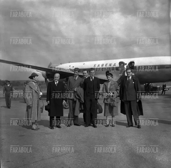 Hunt e sir Edmund Percival Hillary, i primi a conquistare l'Everest, a Malpensa, Milano, 1953 - Farabola Immagine digitale
