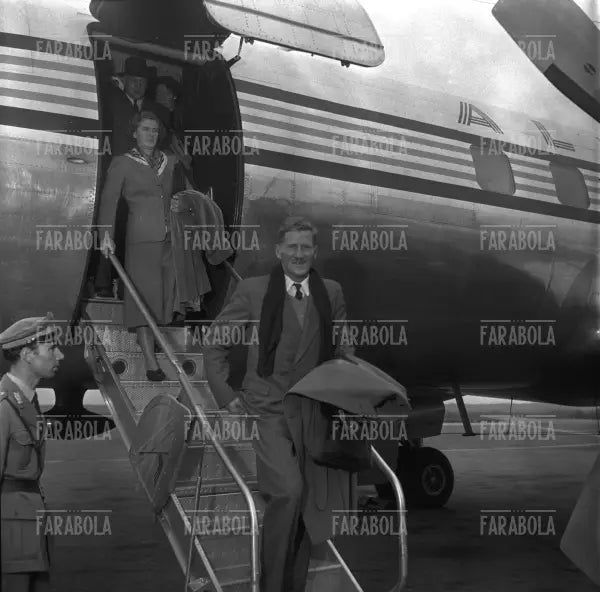Hunt e sir Edmund Percival Hillary, i primi a conquistare l'Everest, a Malpensa, Milano, 1953 - Farabola Immagine digitale