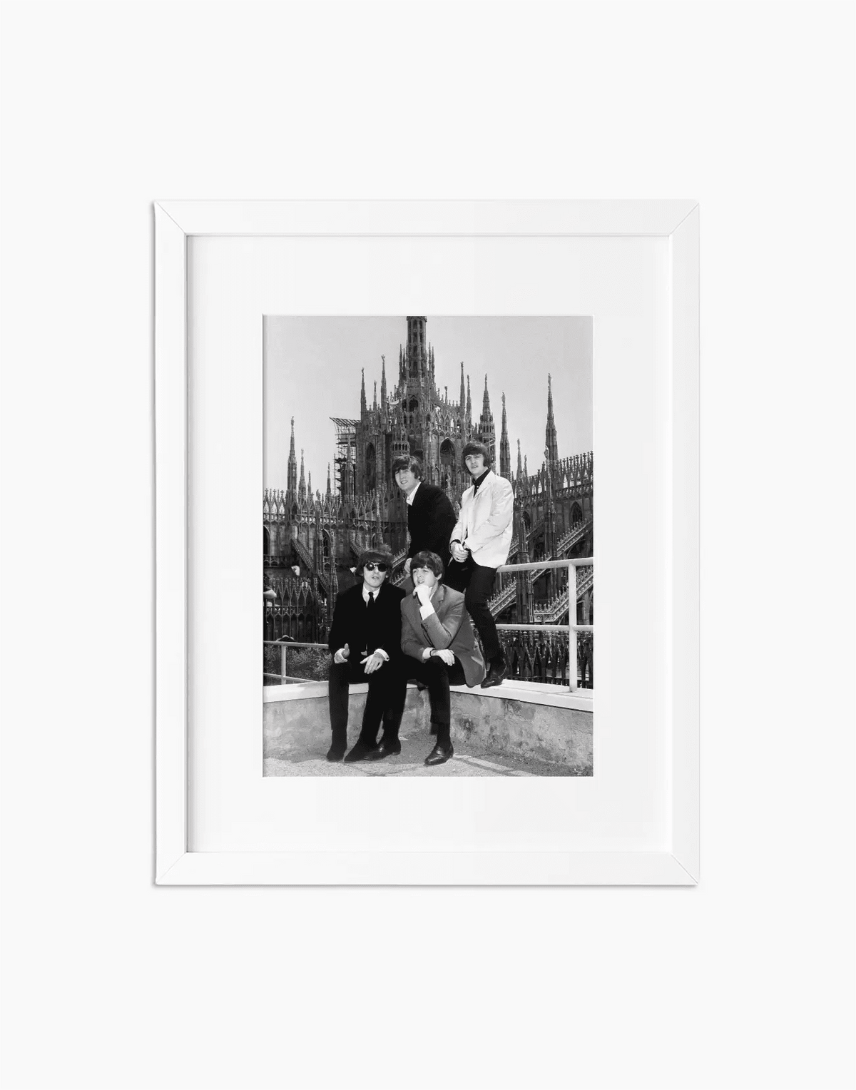 I Beatles a Milano, 1965 — stampa fine art con cornice bianca