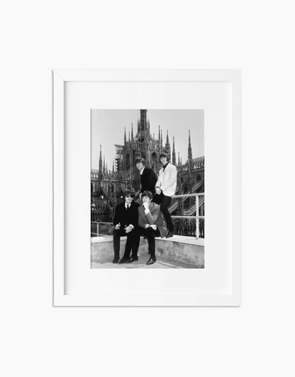 I Beatles a Milano, 1965 — stampa fine art con cornice bianca