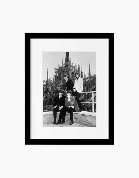 I Beatles a Milano, 1965 — stampa fine art con cornice nera