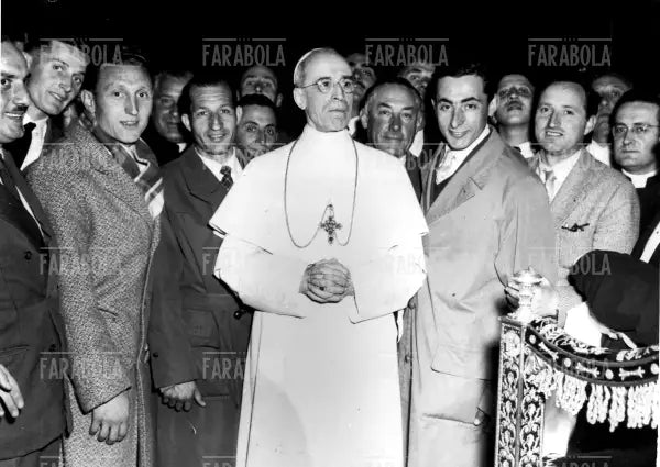 I campioni del ciclismo in udienza dal Papa, 1950 - Farabola Immagine digitale