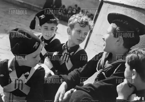 I figli della Lupa con un marinaretto, Milano, 1936 - Farabola Immagine digitale