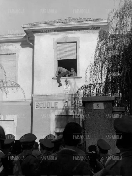 I fratelli Santato sequestrano 92 bambini di una scuola, Milano, 1956 - Farabola Immagine digitale