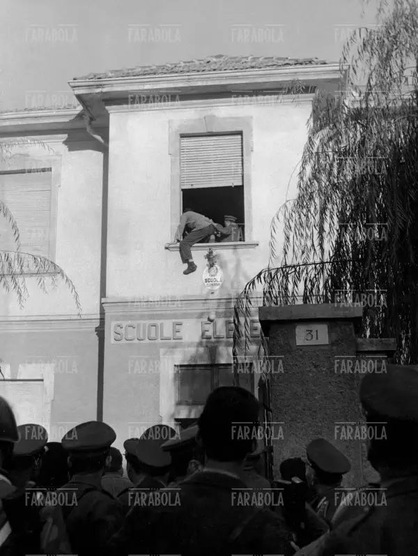 I fratelli Santato sequestrano 92 bambini di una scuola, Milano, 1956 - Farabola Immagine digitale