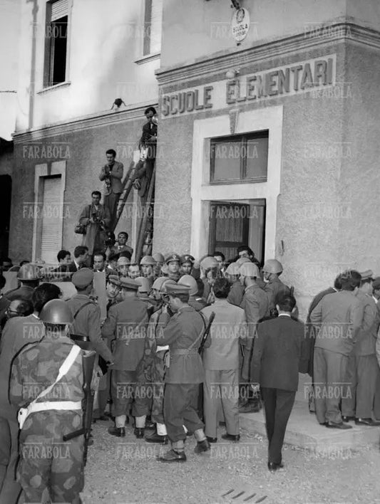 I fratelli Santato sequestrano 92 bambini di una scuola, Milano, 1956 - Farabola Immagine digitale