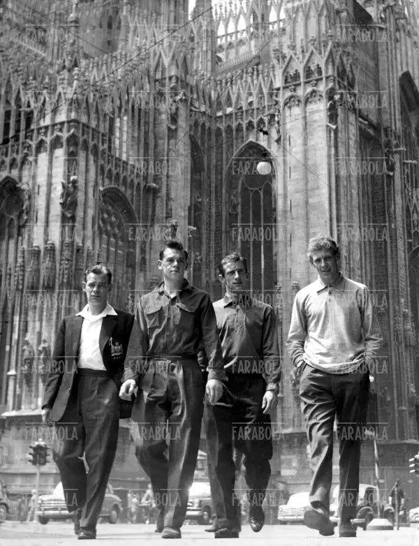 I giocatori del Manchester United al Duomo, Milano, 1958 - Farabola Immagine digitale