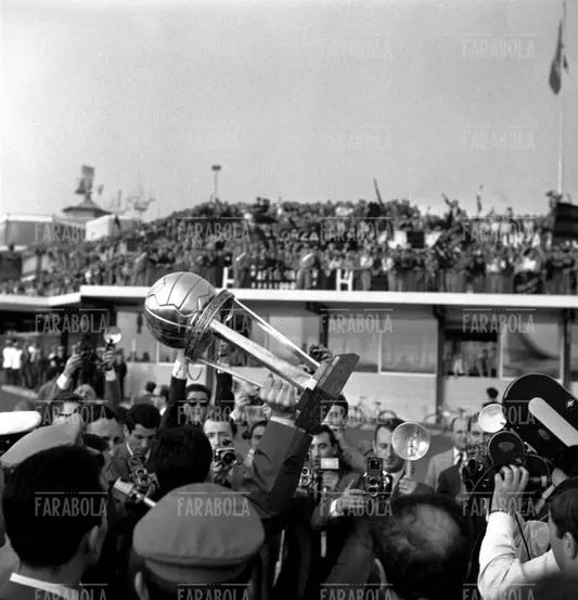 I giocatori dell'Inter con la Coppa Internazionale per Club a Linate, Milano, 1965 - Farabola Immagine digitale