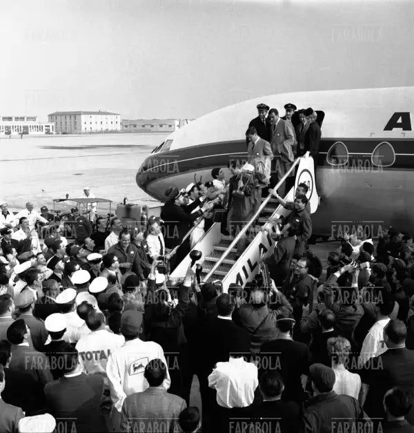 I giocatori dell'Inter con la Coppa Internazionale per Club a Linate, Milano, 1965 - Farabola Immagine digitale