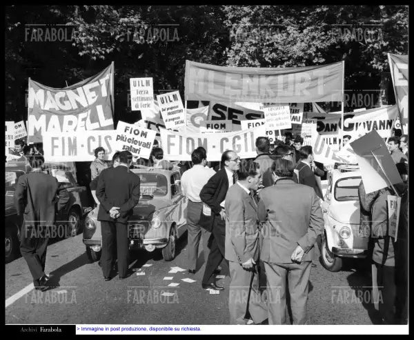 I lavoratori della Magneti Marelli alla manifestazione dei metallurgici, Milano, 1962 - Farabola Immagine digitale