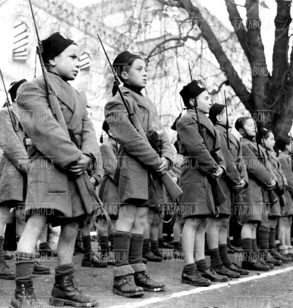 I nuovi reparti Balilla della R.S.I., Milano, 1944 - Farabola Immagine digitale