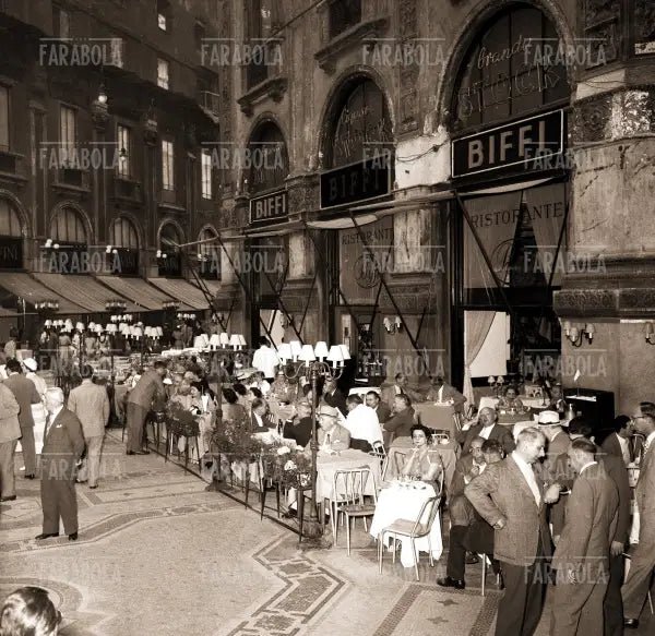 Il bar Biffi in Galleria Vittorio Emanuele II, Milano, 1954 - Farabola Immagine digitale