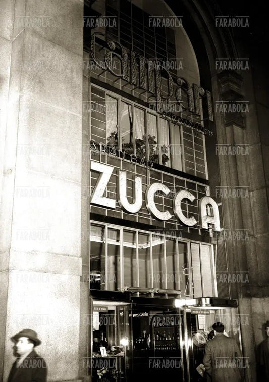 Il bar Zucca in Galleria Vittorio Emanuele II, Milano, 1955 - Farabola Immagine digitale