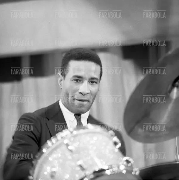 Il batterista Max Roach in concerto al Festival Internazionale del Jazz, Milano, 1960 - Farabola Immagine digitale