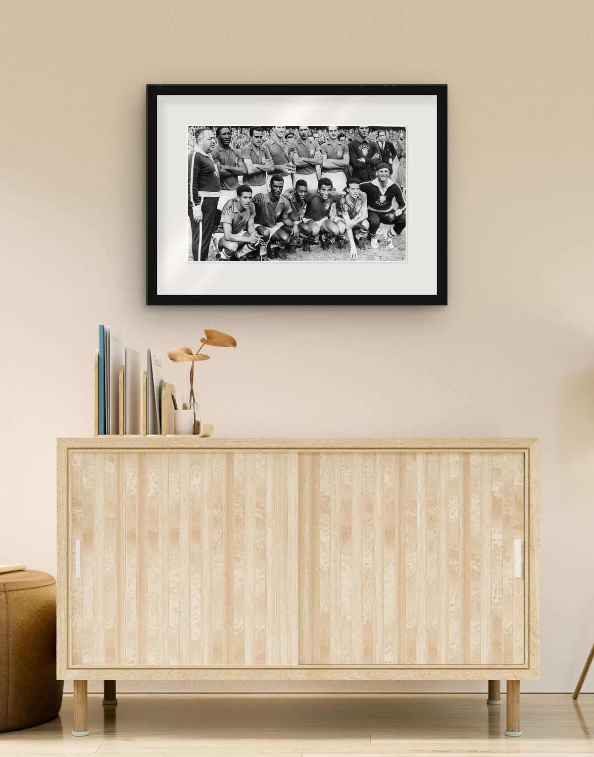 Fine-Art-Druck von „Brasilien, Weltmeister 1958“ mit schwarzem Rahmen und Passepartout, im Wohnzimmer über einer Anrichte aufgehängt
