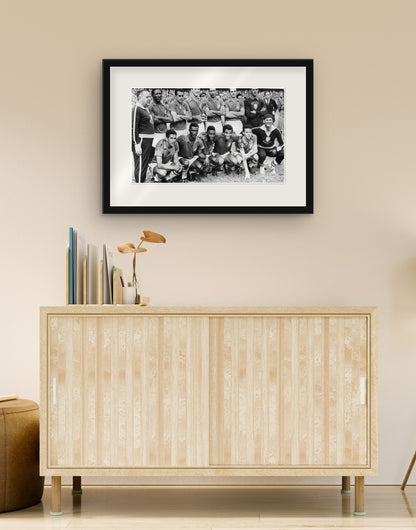 Fine-Art-Druck von „Brasilien, Weltmeister 1958“ mit schwarzem Rahmen und Passepartout, im Wohnzimmer über einer Anrichte aufgehängt