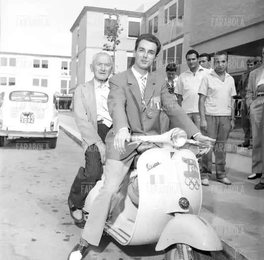 Il corridore Livio Berruti con l'ex lottatore Enrico Porro, Olimpiadi di Roma, 1960 - Farabola Immagine digitale