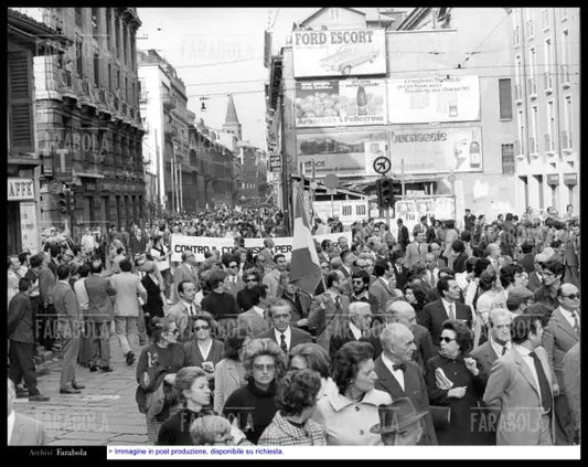Il corteo della "maggioranza silenziosa" manifesta, Milano, 1971 - Farabola Immagine digitale
