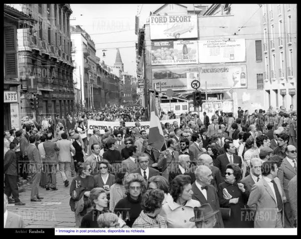 Il corteo della "maggioranza silenziosa" manifesta, Milano, 1971 - Farabola Immagine digitale