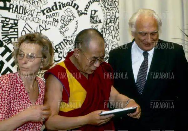 Il Dalai Lama con Emma Bonino e Marco Pannella, Roma, anni 90 - Farabola Immagine digitale