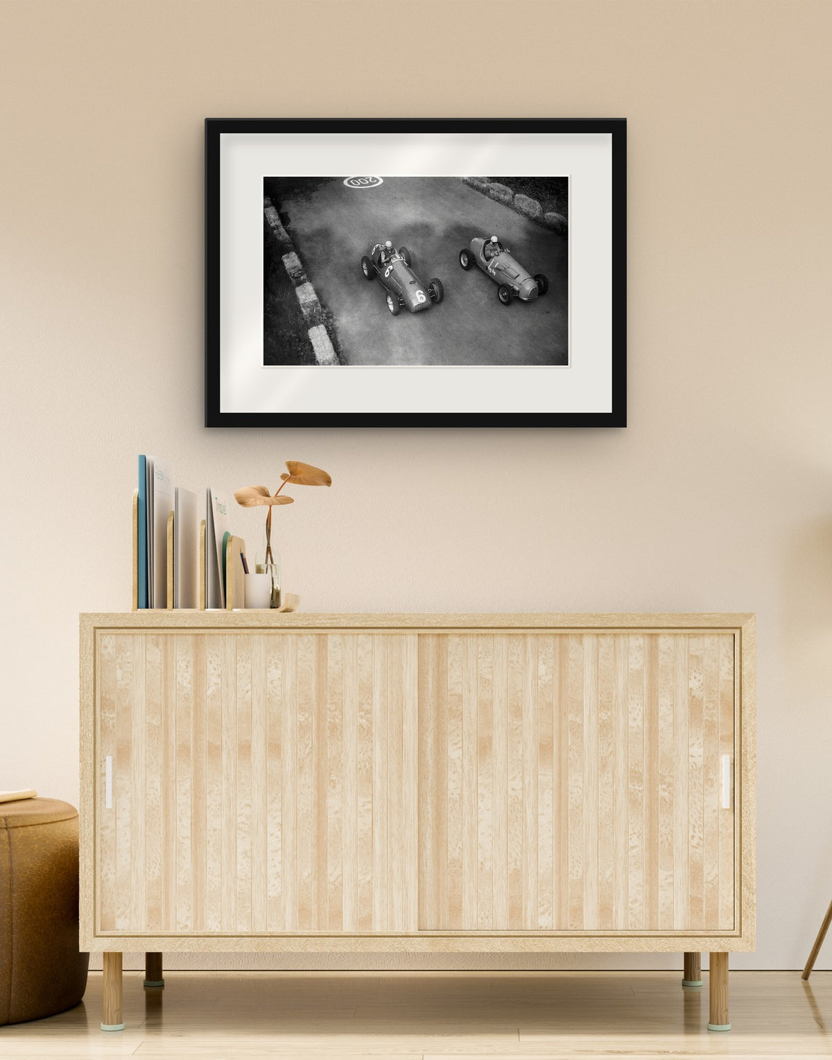Fine-Art-Druck von „Das Duell zwischen Ascari und Manzon, GP Monza 1951“ mit schwarzem Rahmen und Passepartout, im Wohnzimmer über einer Anrichte aufgehängt