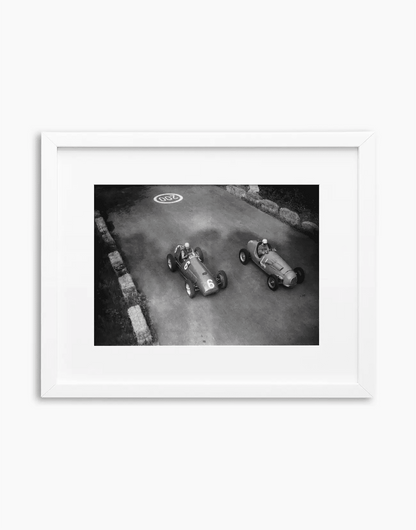 Il duello tra Ascari e Manzon, Gp di Monza 1951 — stampa fine art con cornice bianca