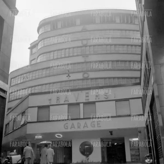 Il garage Traversi in piazza San Babila, Milano, 1953 - Farabola Immagine digitale