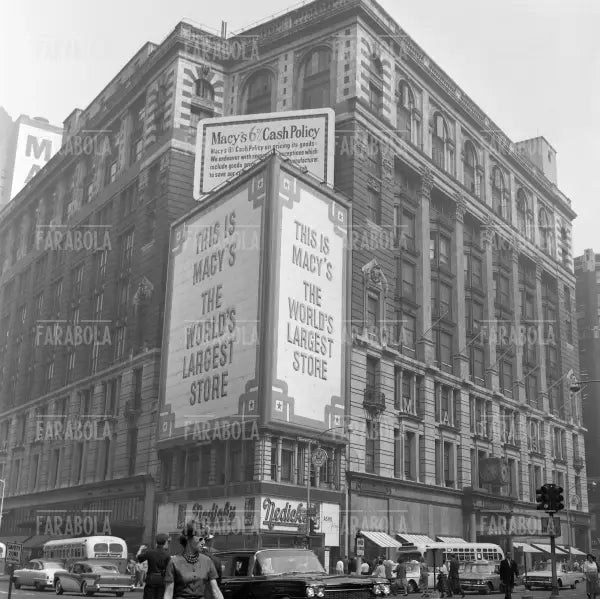 Il Grande Magazzino Macy's sulla 6a Avenue, New York, 1961 - Farabola Immagine digitale