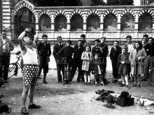 Il magiatore di spade a Firenze, 1946 - Farabola Immagine digitale