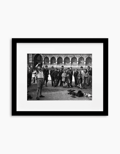 Il mangiatore di spade, Firenze 1946 — stampa fine art con cornice nera