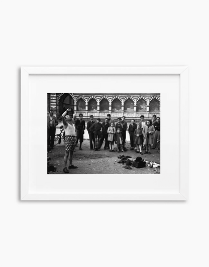Il mangiatore di spade, Firenze 1946 — stampa fine art con cornice bianca