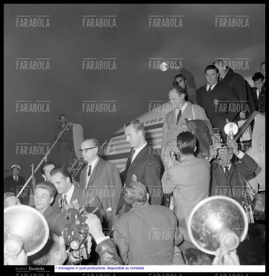 Il Milan arriva a Linate con la Coppa dei Campioni, Milano, 1963 - Farabola Immagine digitale