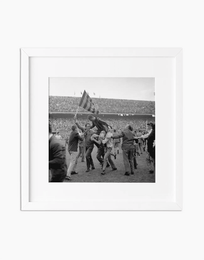 Il Milan festeggia lo scudetto, 1959 — stampa fine art con cornice bianca