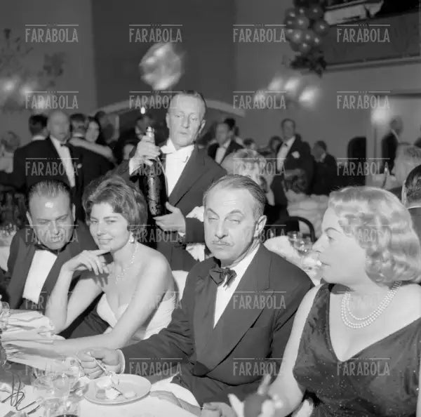 Il ministro Agaz, la principessa Soraya e l'ambasciatore Icksel, 1960 - Farabola Immagine digitale