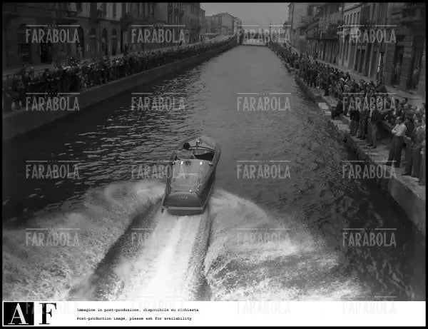 Il motoscado Riva Liana durante una gara sul Naviglio Grande, Milano, 1950 - Farabola Immagine digitale