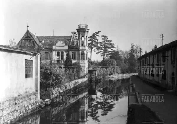 Il Naviglio della Martesana in via Bertelli, Milano, 1957 - Farabola Immagine digitale
