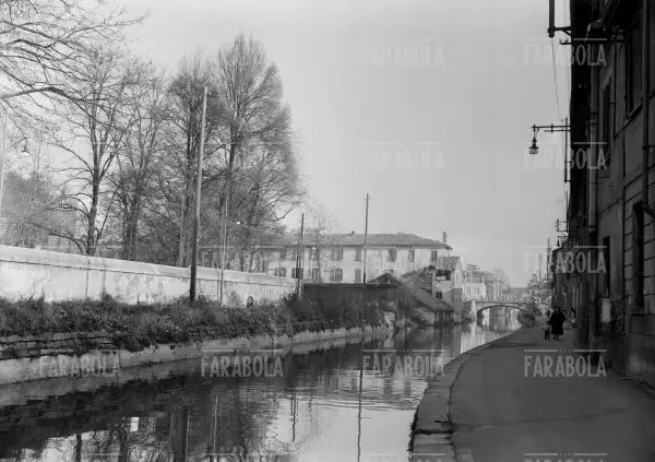 Il Naviglio della Martesana in via Tofane, Milano, 1957 - Farabola Immagine digitale