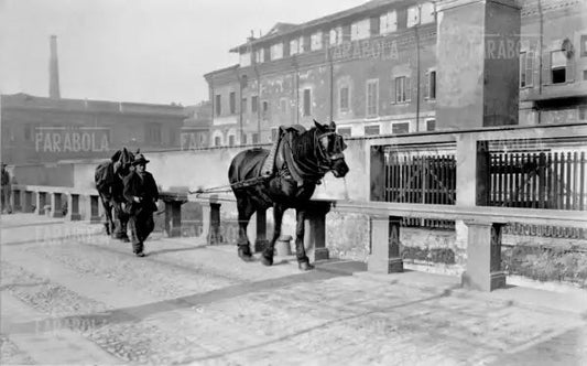 Il Naviglio in via Francesco Sforza, Milano, 1920 - Farabola Immagine digitale